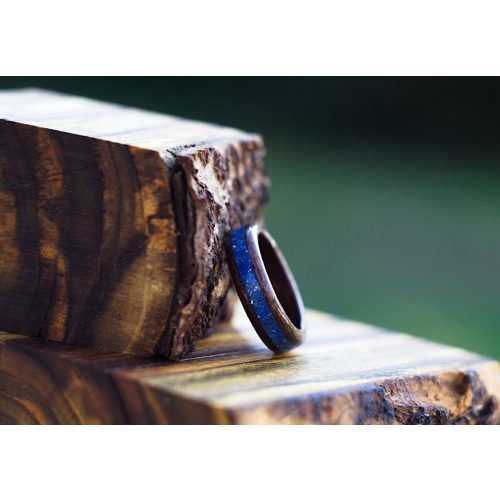 Fa gyűrű – Fekete dió kék zafír berakással